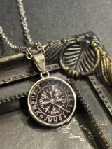 心が迷わないように！進むべき道を示す★ヴァイキングコンパス ペンダント中ブラック 聖なるルーン文字〜Vegvisir〜