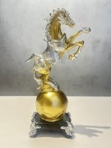 成功と躍進の象徴！財運が力強く伸びる！黄金【飛躍馬】置物　ビジネス出世運・勝負運・金運のお守り【2026年の干支】
