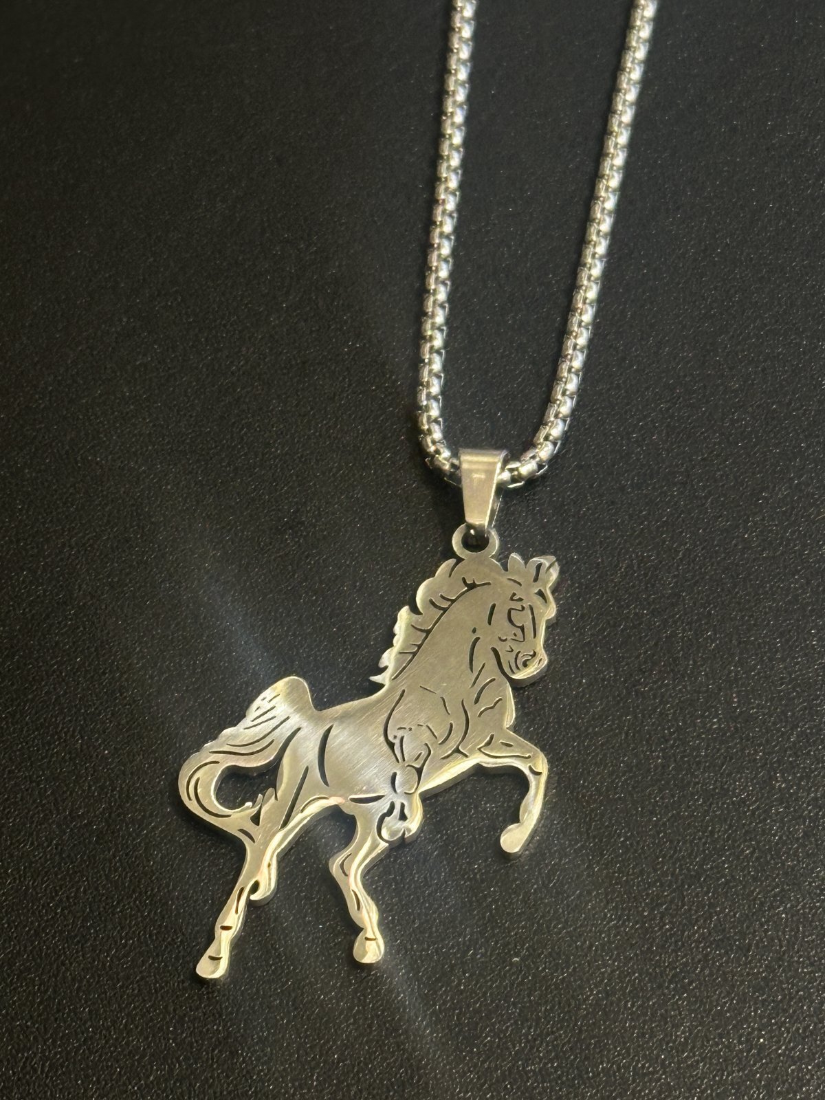 成功と躍進の象徴！商売繫盛・出世・あらゆる勝負事のお守り【馬】ネックレス ステンレス【2026年の干支】