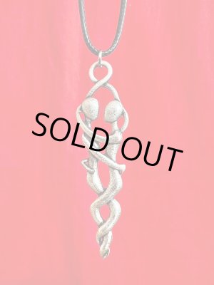 画像: 愛が溢れる魔術ペンダント　エンブレイス