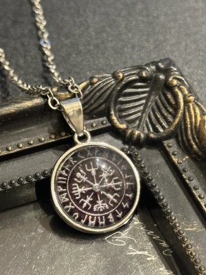 画像: 心が迷わないように！進むべき道を示す★ヴァイキングコンパス ペンダント中ブラック 聖なるルーン文字〜Vegvisir〜