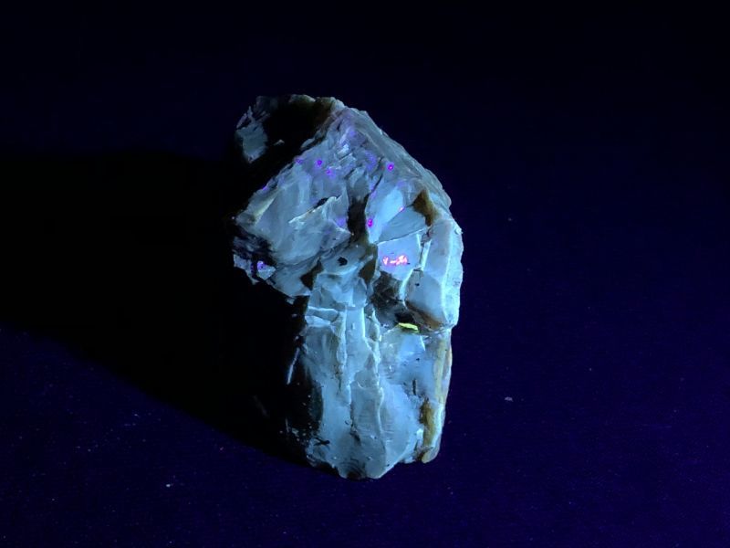画像2: 光を与えると青を放つ！ 望み通りの変化をもたらす ブルーアンバー　原石E (2)