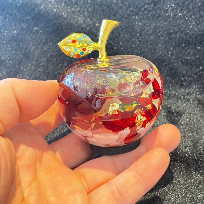 画像: 奇跡的な出会いと金運！ 天然石＆金箔入り  ハーバリウム赤林檎