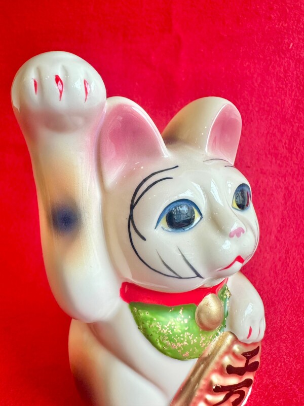 画像2: お金を招く！開運♪福招き三毛招き猫 置物 (2)