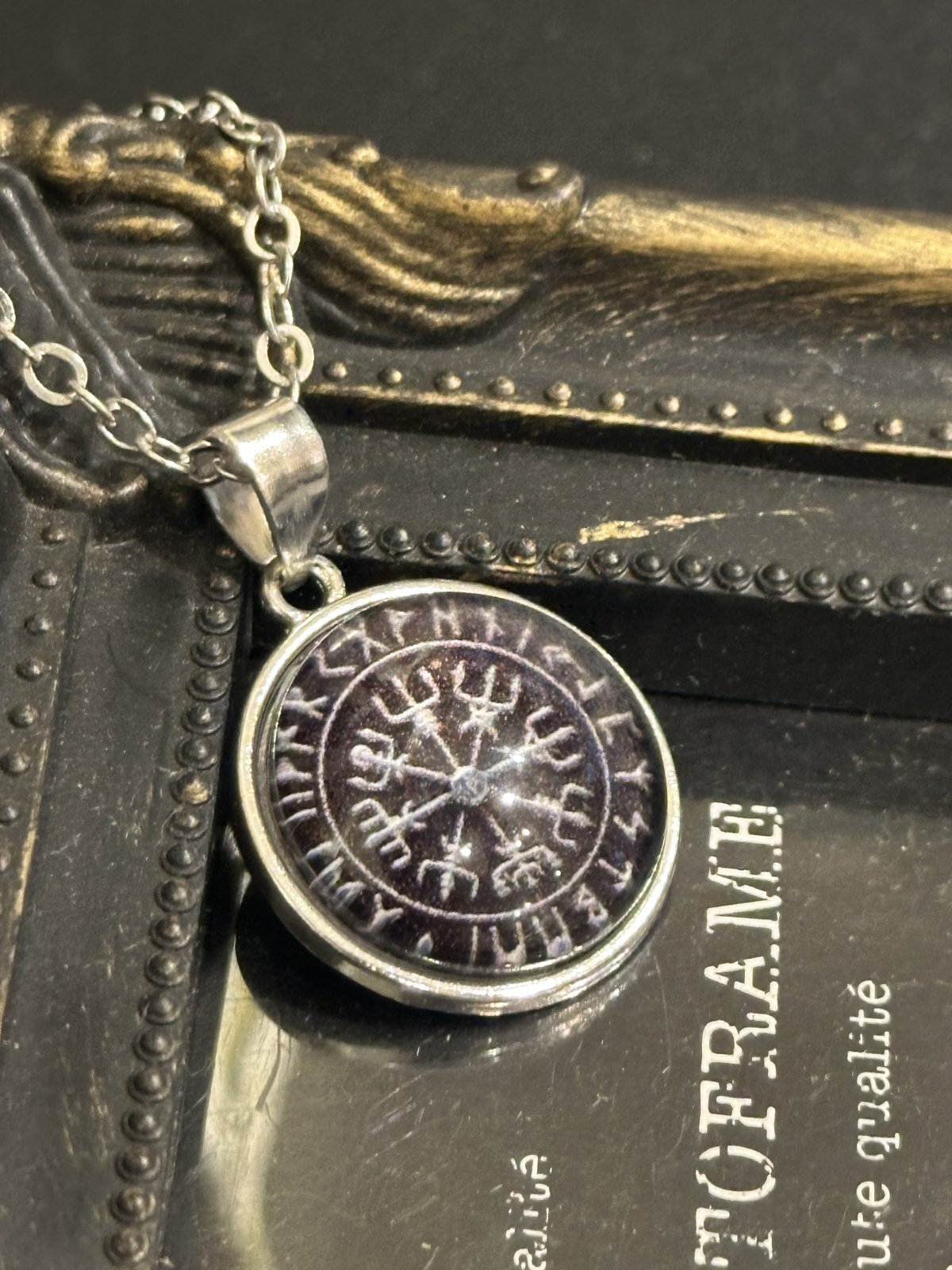 画像2: 心が迷わないように！進むべき道を示す★ヴァイキングコンパス ペンダント中ブラック 聖なるルーン文字〜Vegvisir〜 (2)