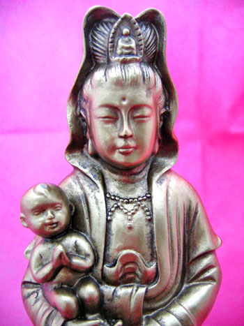 画像: 子を抱く慈母観音像　